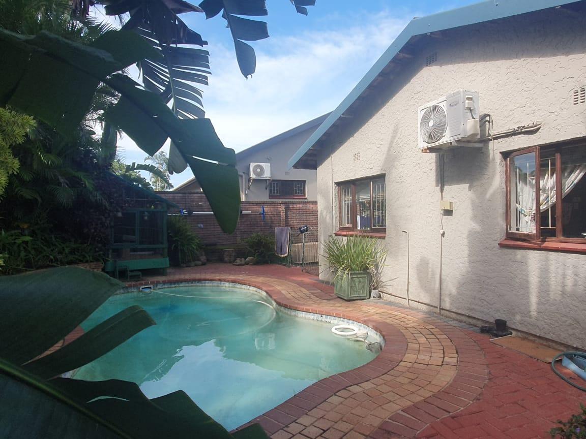 3 Bedroom House for sale in Scottburgh South P24112242075