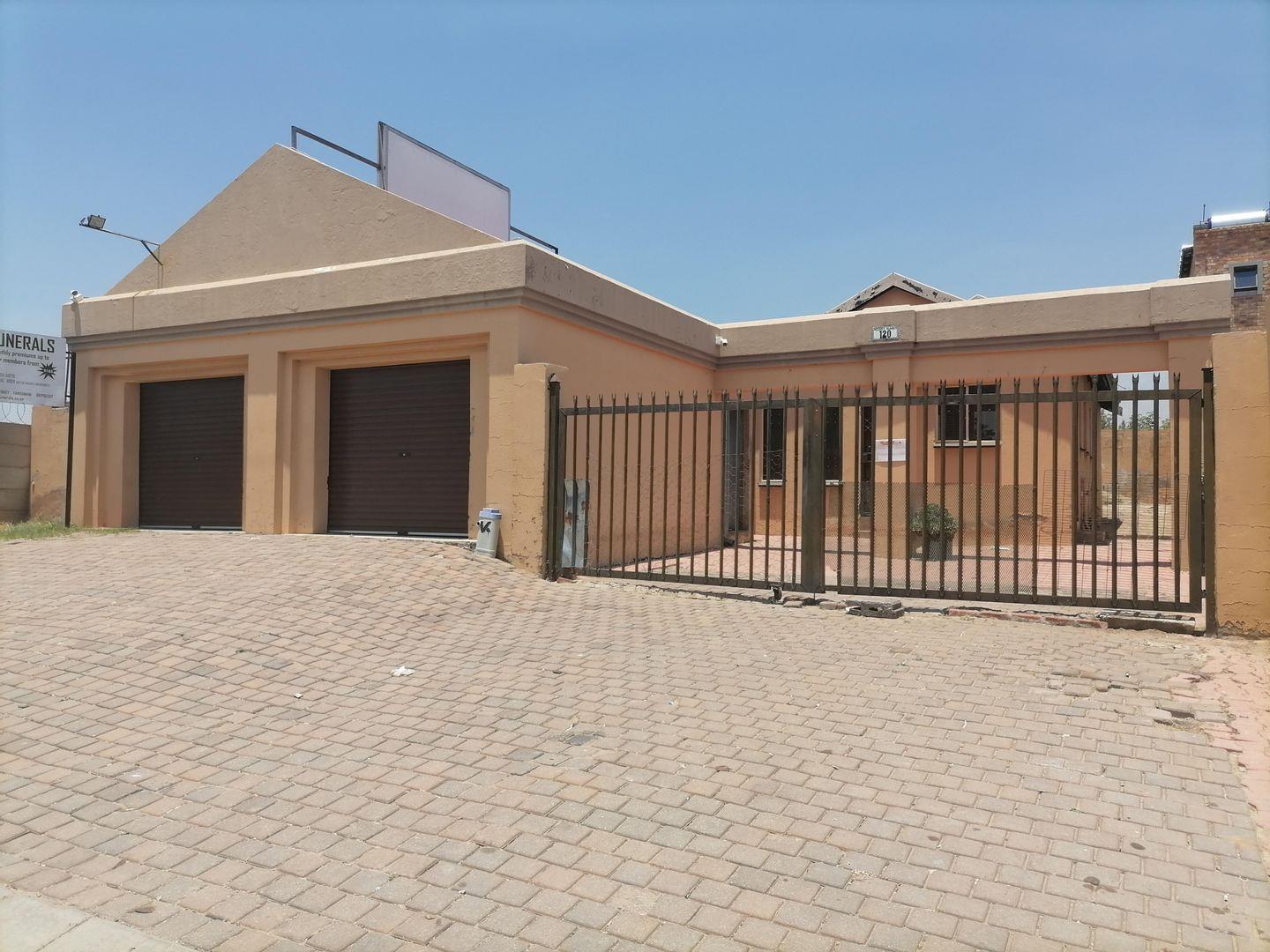 4 Bedroom House for sale in Diepsloot P24112246644