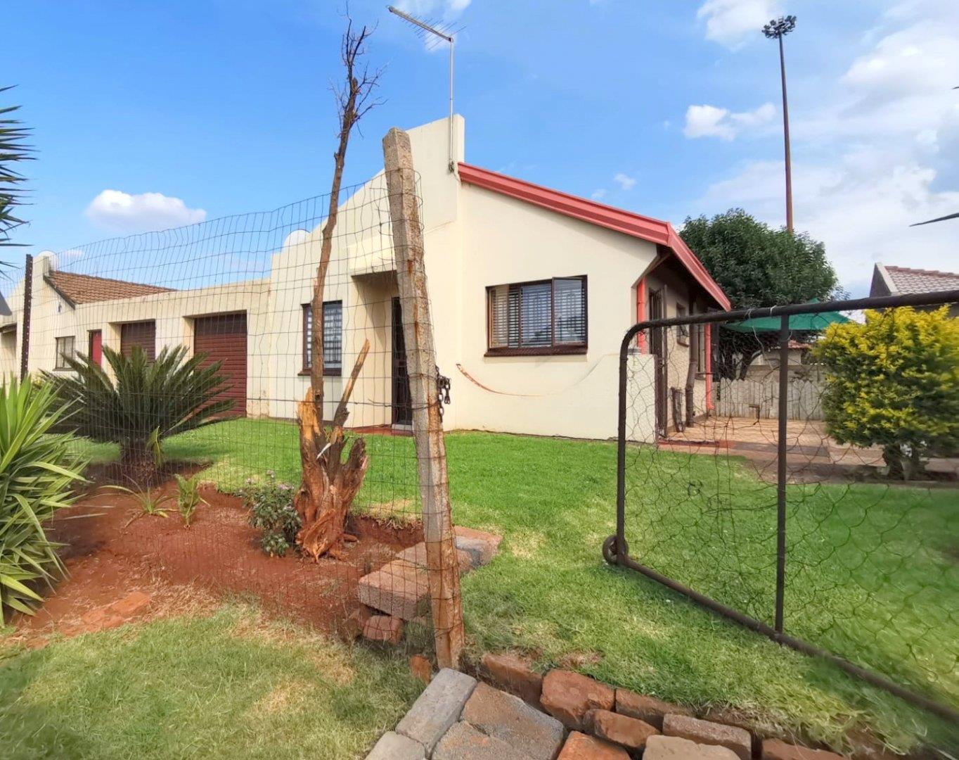 2 Bedroom House for sale in Tokoza P24113616720