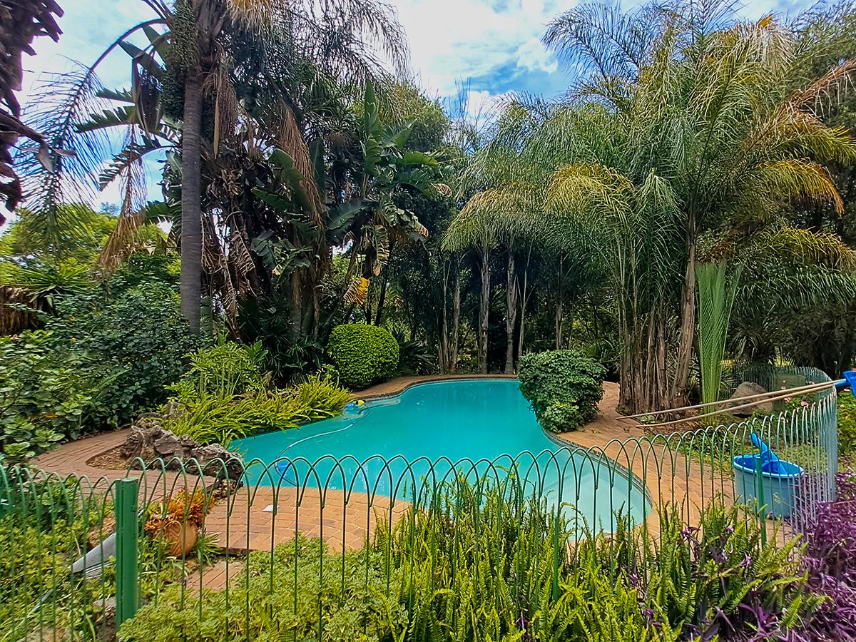 8 Bedroom House for sale in Chartwell P24112267563