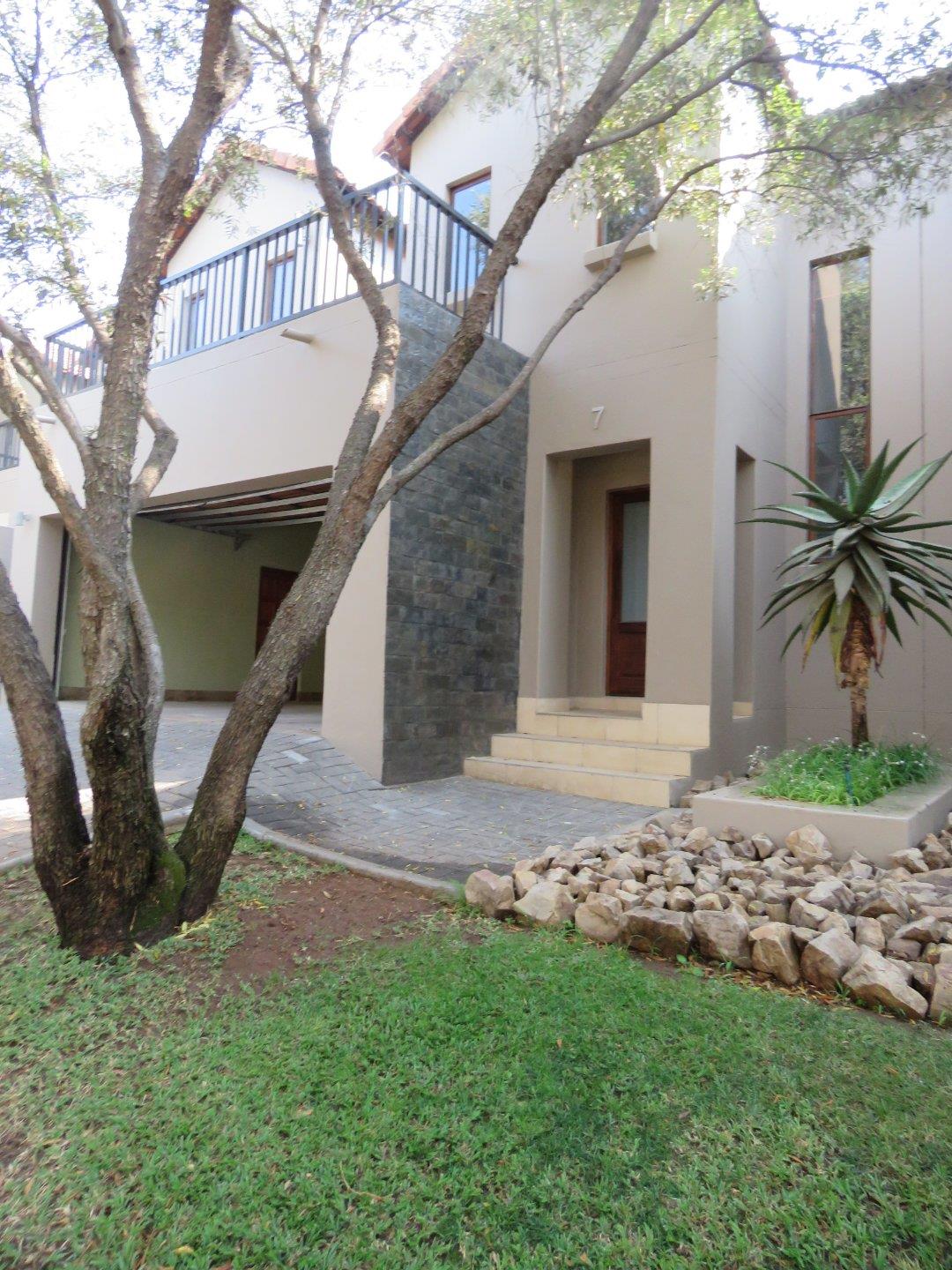 3 Bedroom House for sale in Menlo Park P24114111525