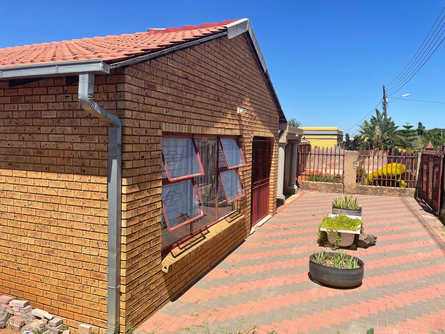 Garankuwa Unit 16 Property Property and houses for sale in Garankuwa Unit 16