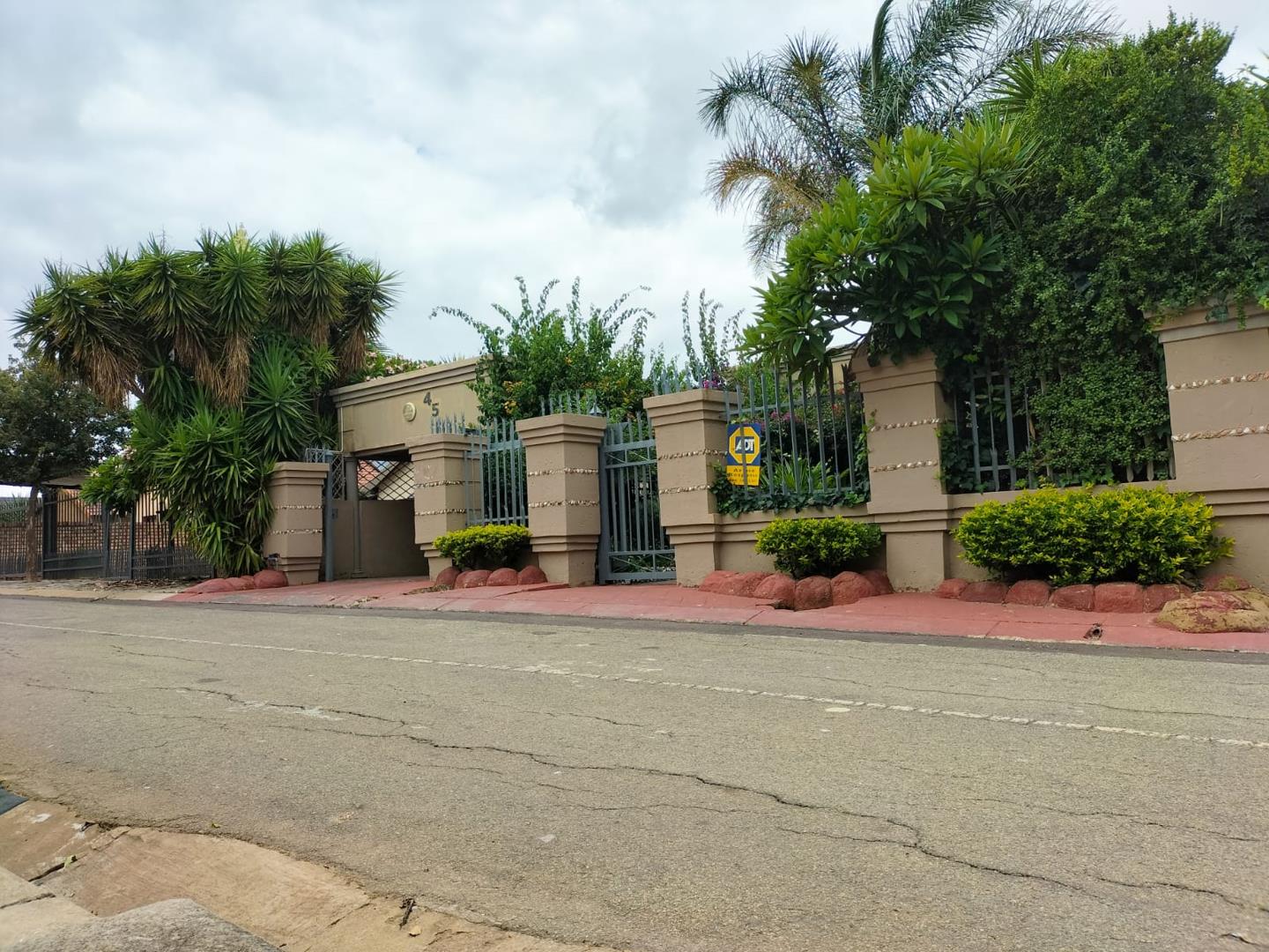 4 Bedroom House for sale in Lotus Gardens P24112317622