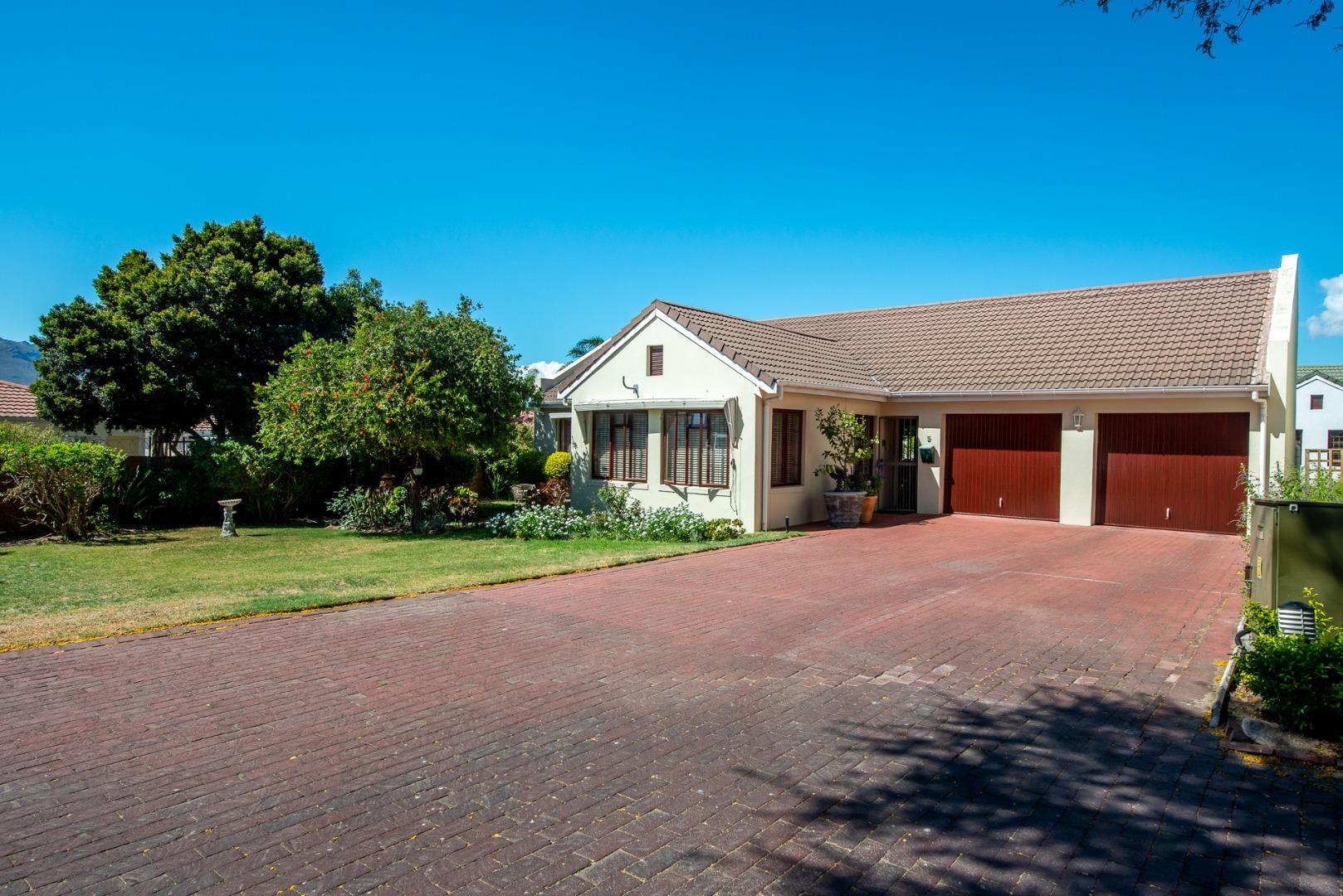 3 Bedroom House for sale in De Oude Renbaan De Oude Renbaan