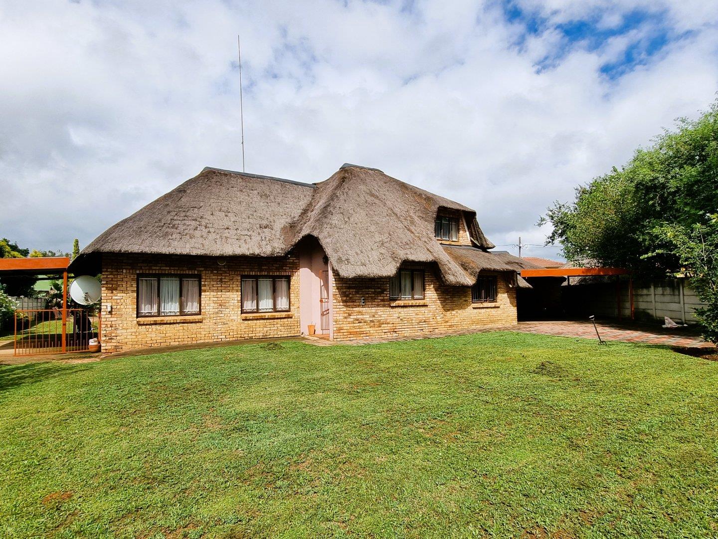 3 Bedroom House for sale in Eike Park 4 Con Joubert Street P24