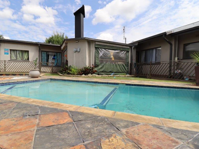 4 Bedroom House for sale in Bayswater P24112326503