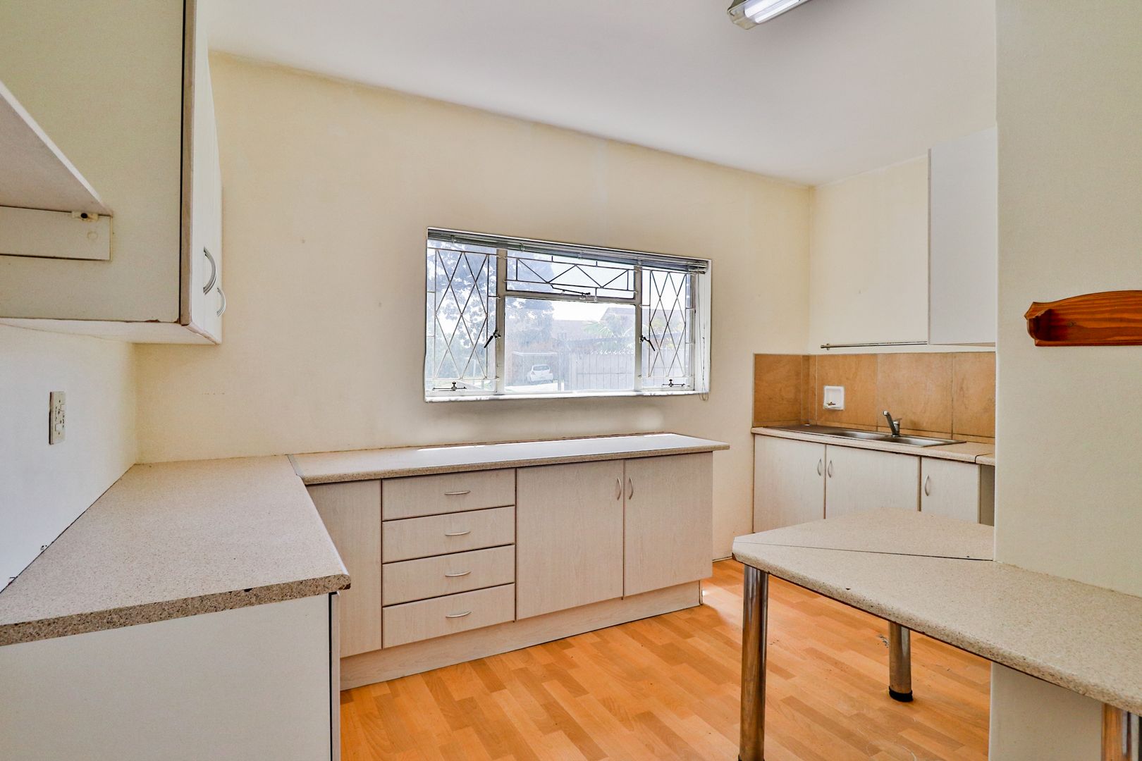 3 Bedroom Apartment / flat for sale in Cotswold P24114046559