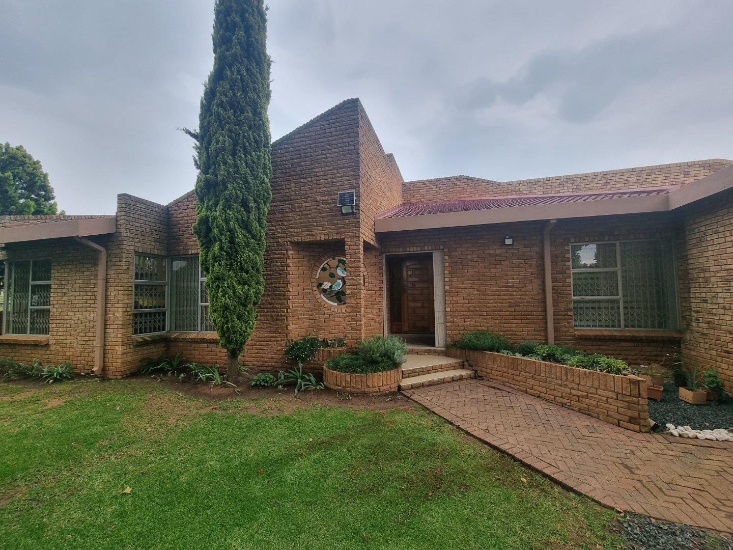 4 Bedroom House for sale in Panorama P24112326843