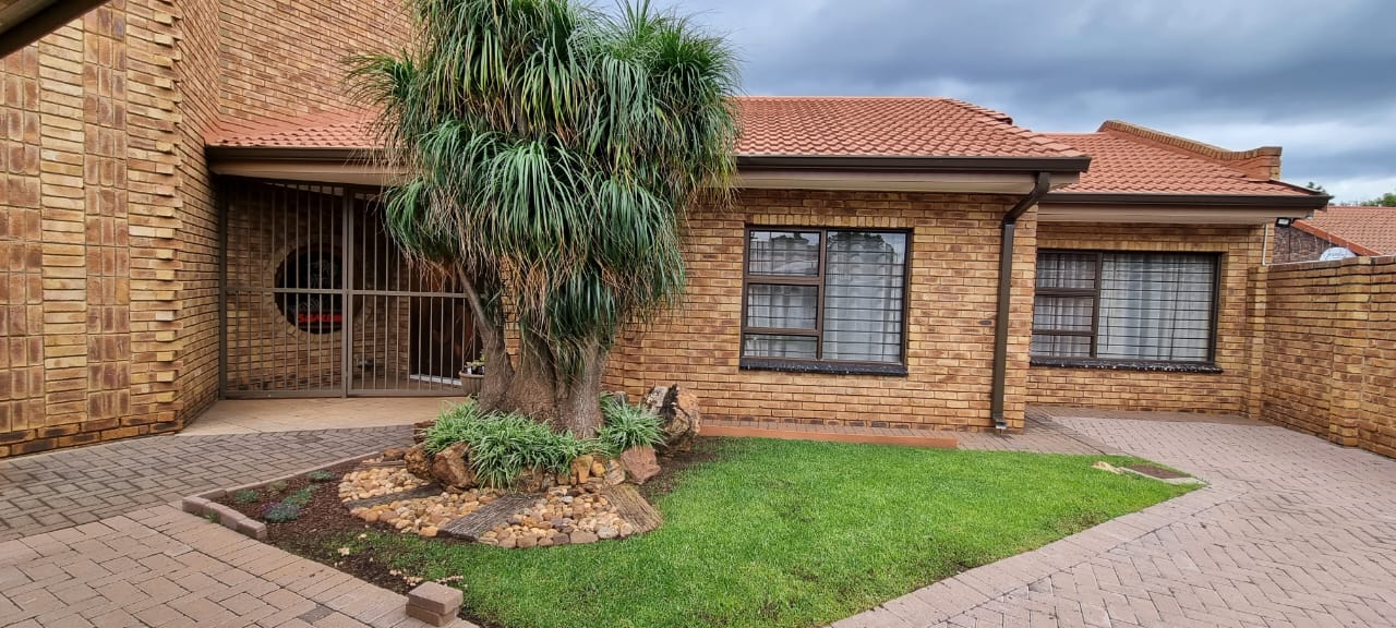 4 Bedroom House for sale in Golf Park P24112331409