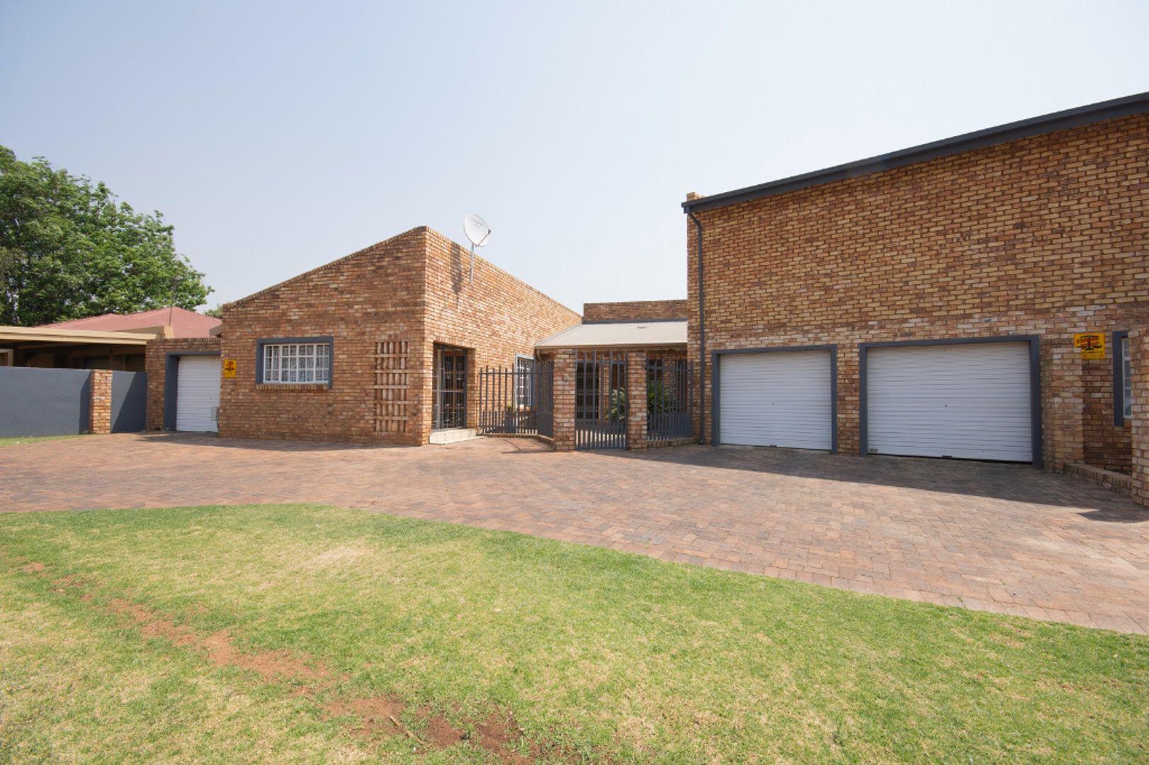 8 Bedroom House for sale in Heidelberg Central 17 Arnoldi P24111751017