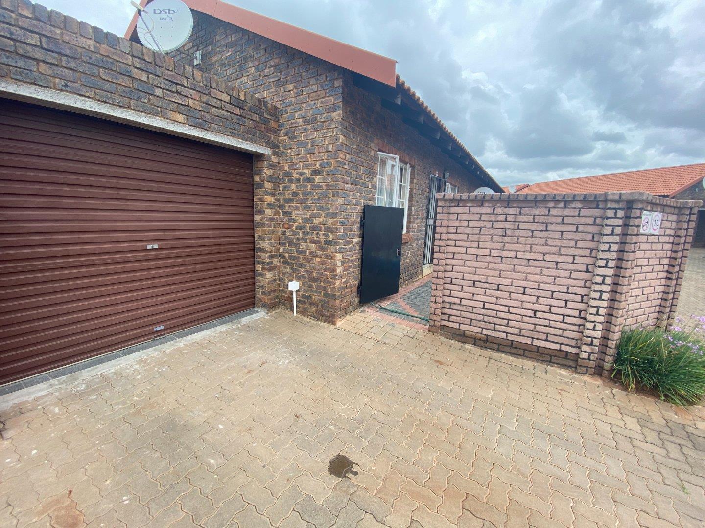 2 Bedroom Townhouse for sale in The Orchards P24112334279