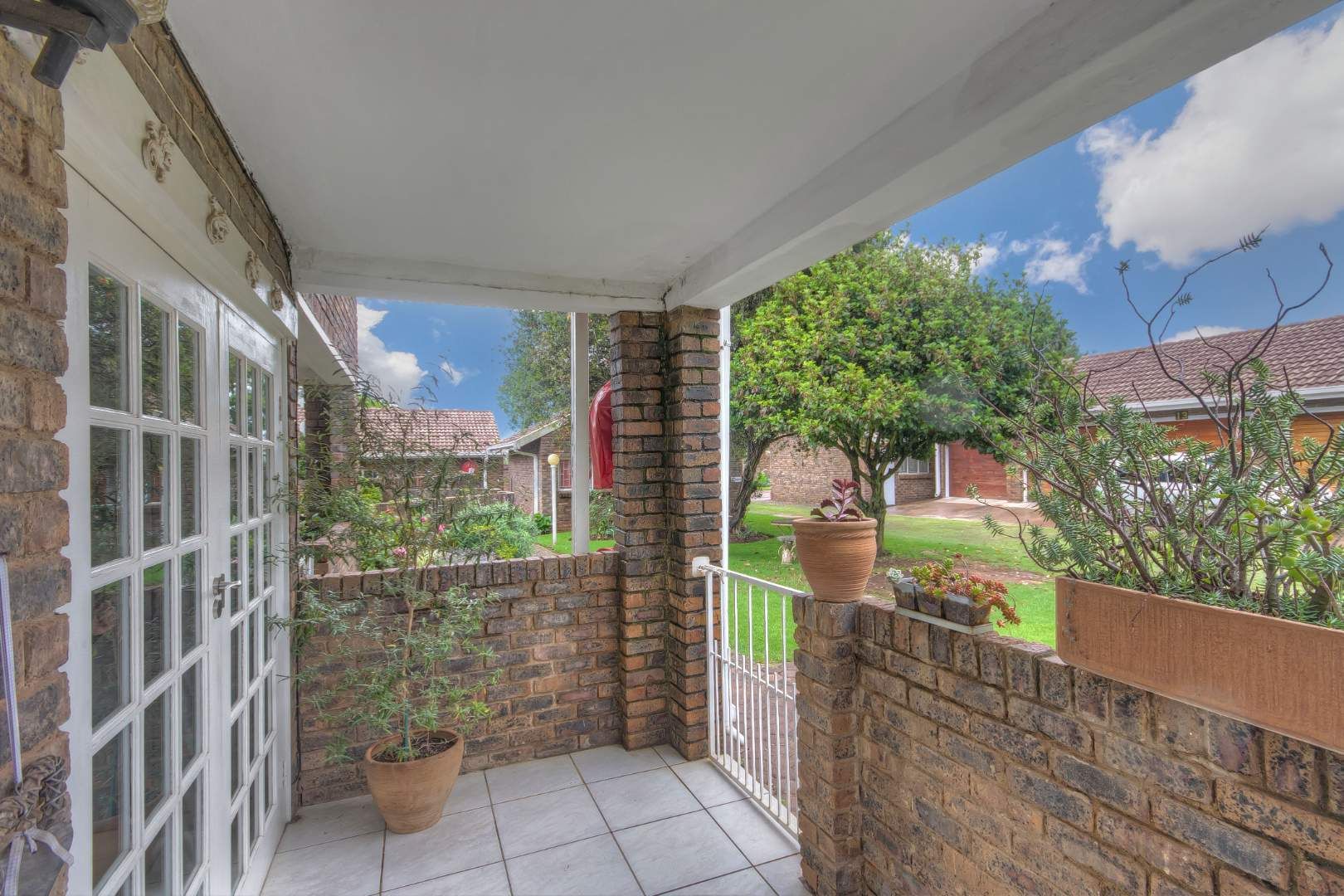 2 Bedroom Townhouse for sale in Linden Afsaal, 52 5th Street P24