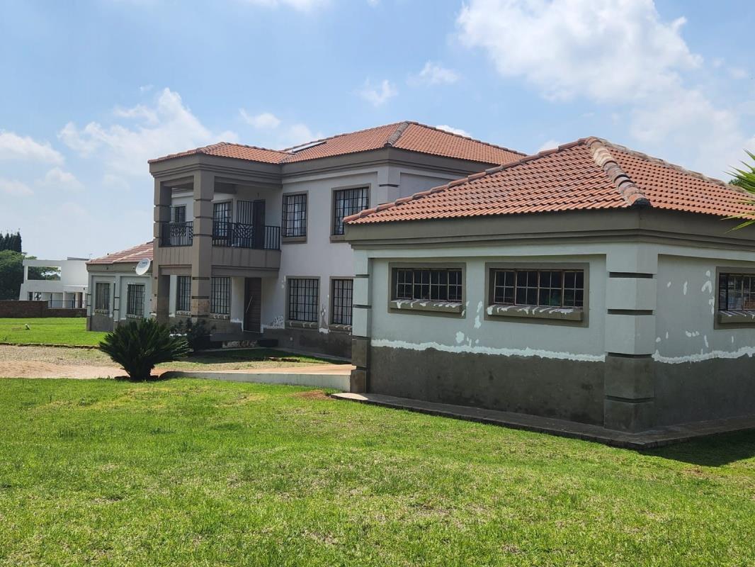 8 Bedroom House for sale in Grootfontein Country Estates P24112336327