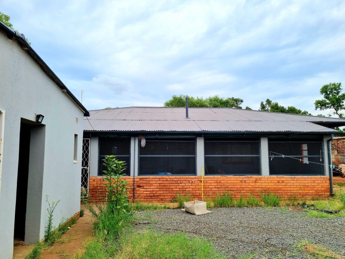 3 Bedroom House for sale in Beaconsfield P24112339468