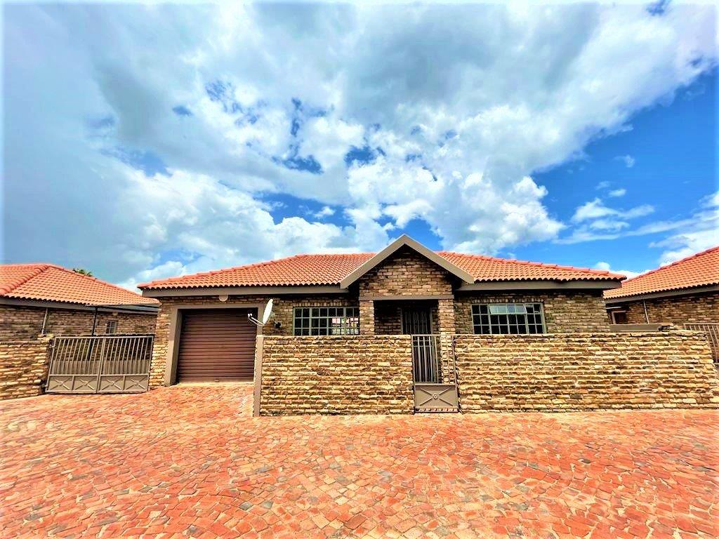 2 Bedroom Townhouse for sale in Potchefstroom Central P24112346018