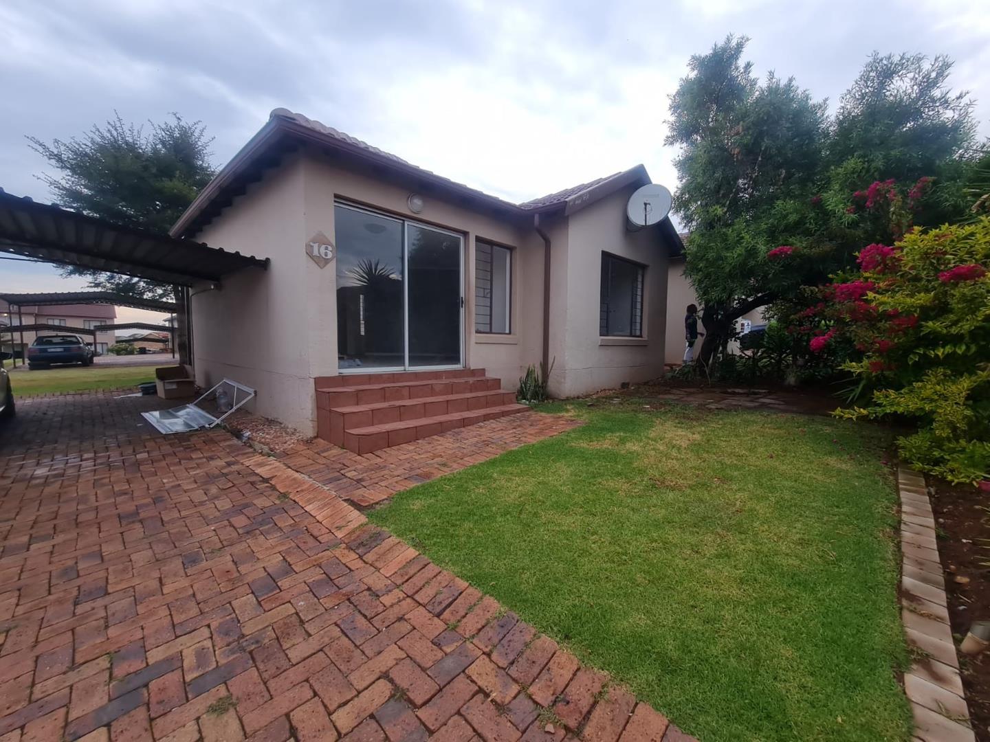 2 Bedroom Townhouse for sale in Elandspark P24112350544