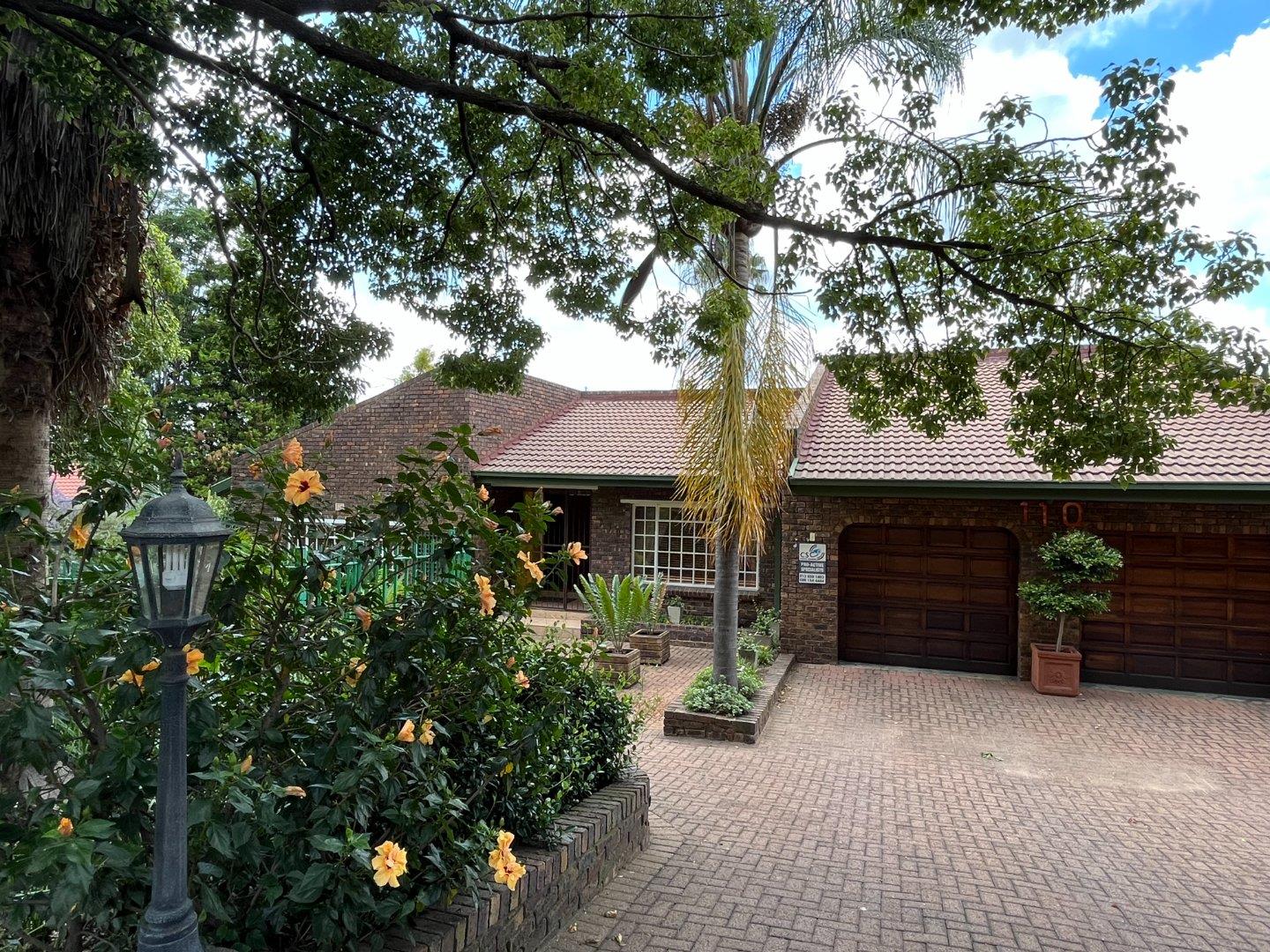 4 Bedroom House for sale in Die Heuwel P24112351935