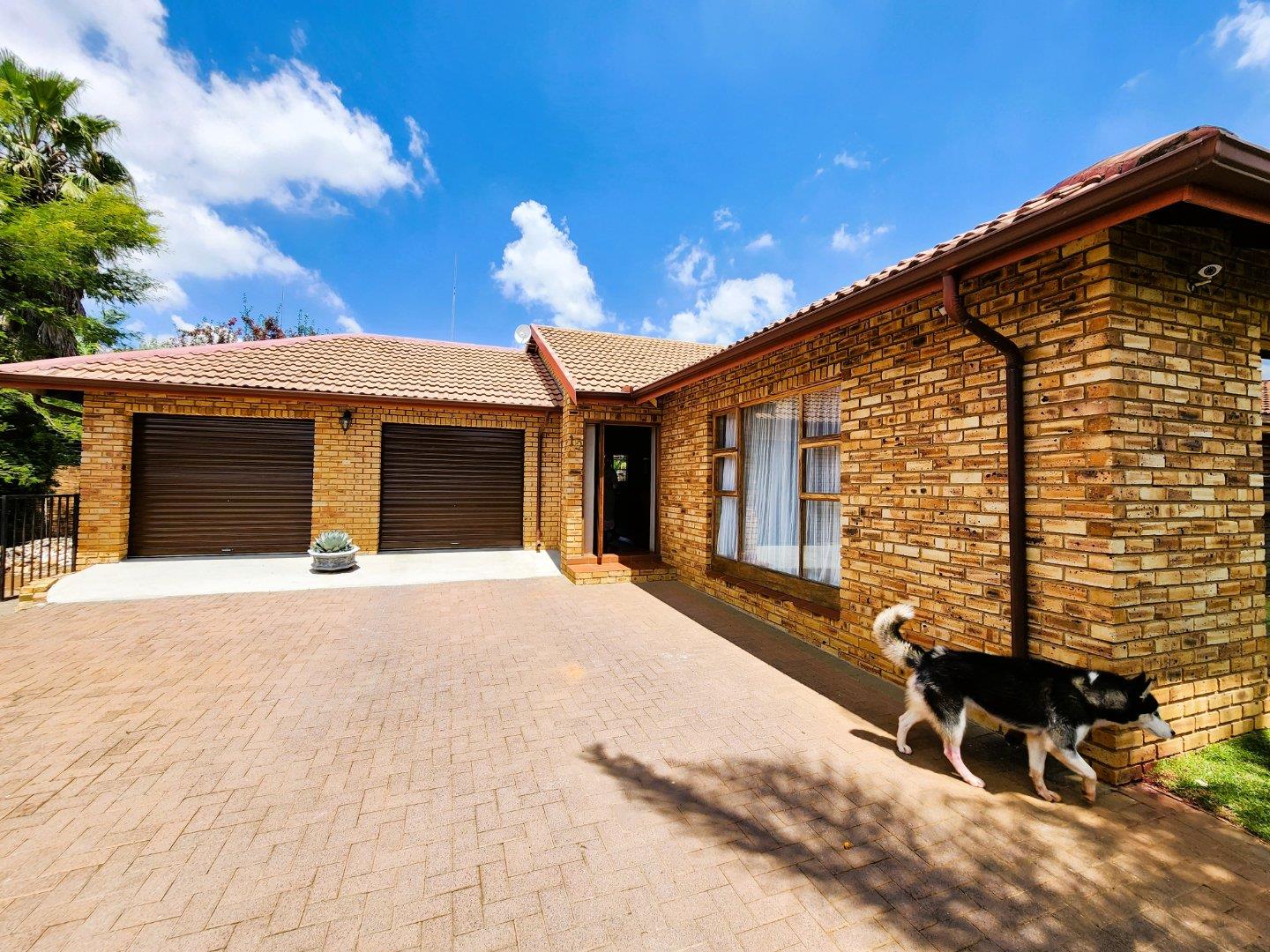 2 Bedroom House for sale in Eike Park 12 Con Joubert Street P24