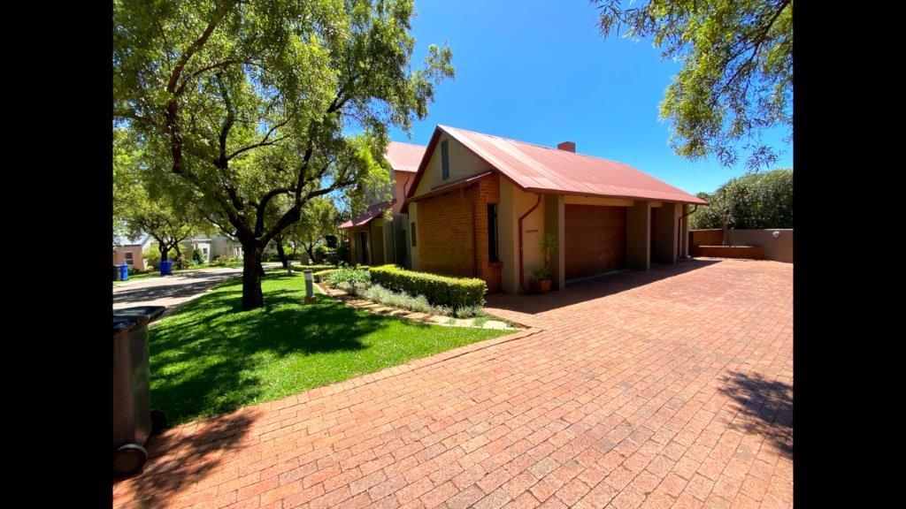 4 Bedroom House for sale in Southdowns Estate P24112356425