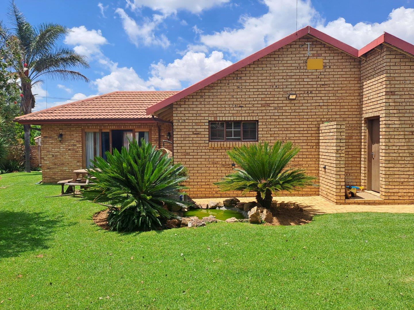 3 Bedroom House for sale in Eike Park P24112358732