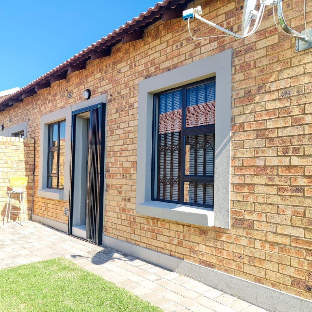 2 Bedroom House for sale in Terra Nova P24112358775