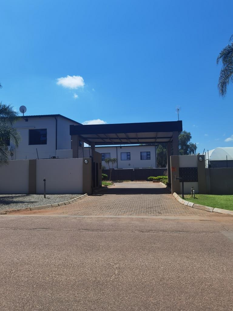 2 Bedroom Townhouse for sale in Mokopane Central P24112370958