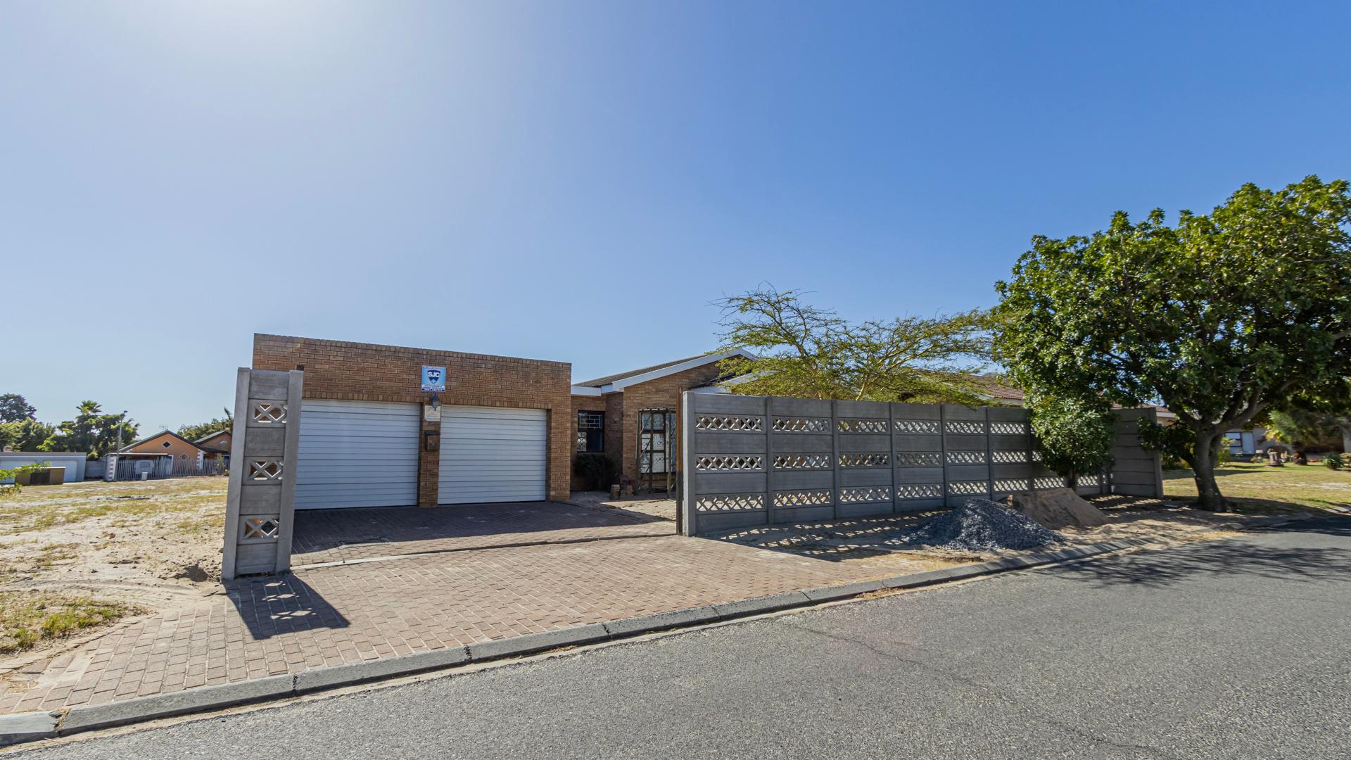 4 Bedroom House for sale in St Dumas P24112372993