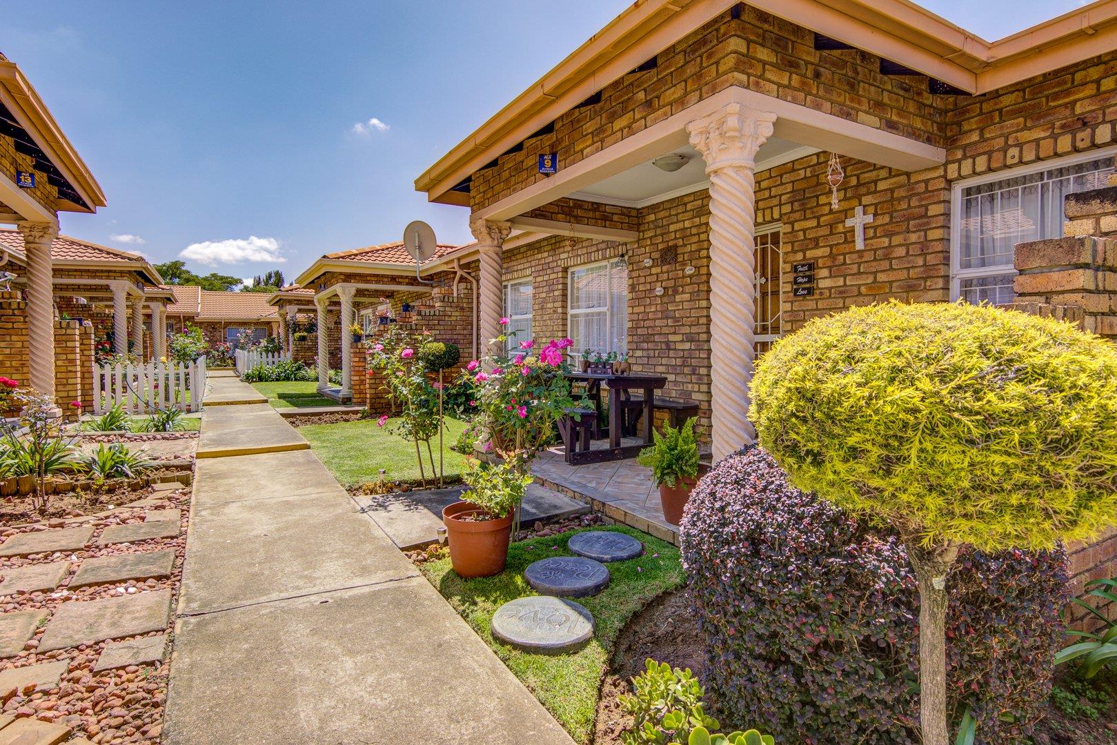 2 Bedroom Townhouse for sale in Van Dyk Park P24114369637