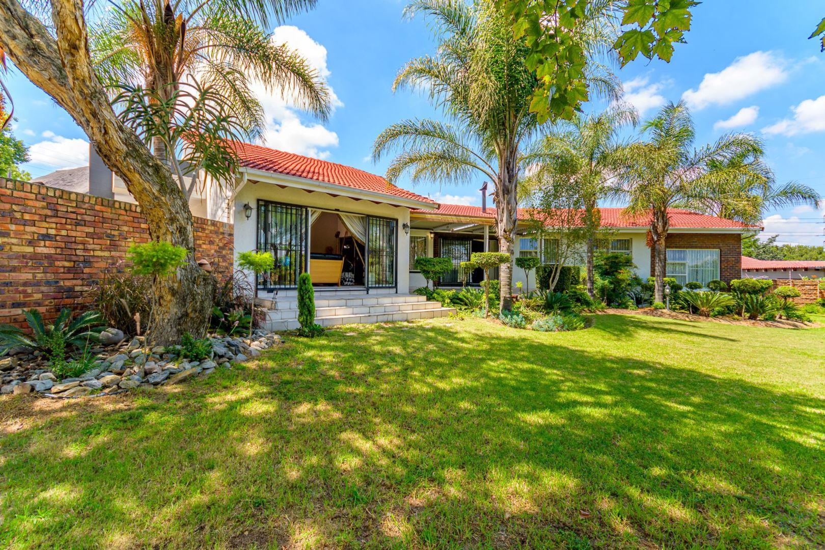 4 Bedroom House for sale in Buccleuch P24112393319