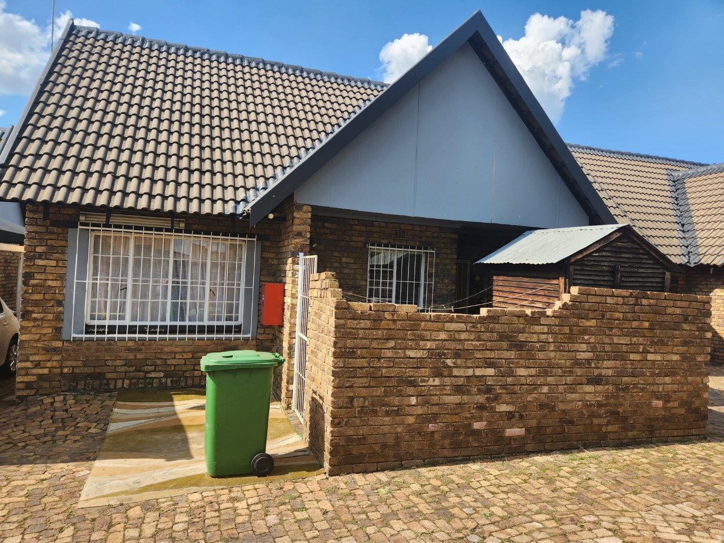 2 Bedroom Townhouse for sale in Middelburg Central P24112398532