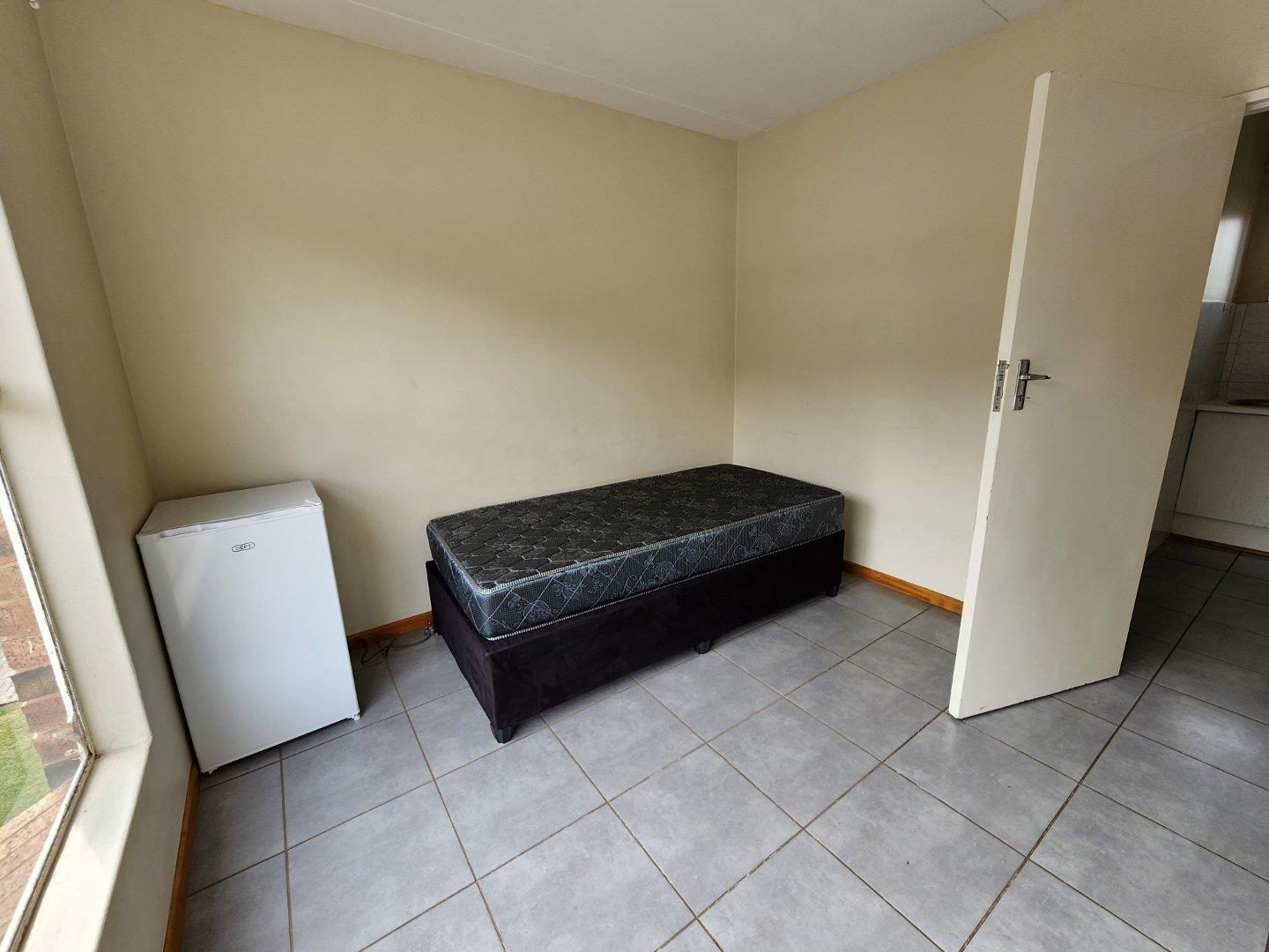 1 Bedroom Apartment / flat to rent in Willows Room 2 Flat 95