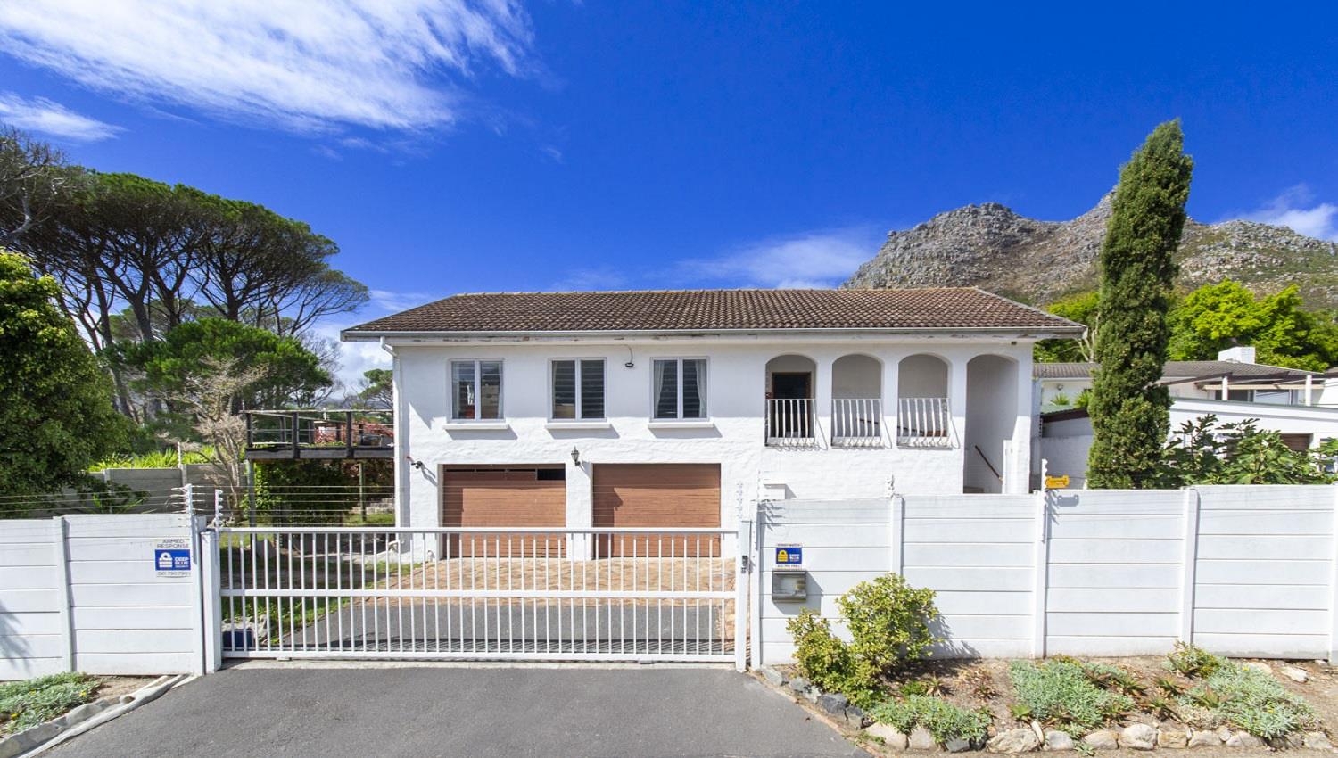 4 Bedroom House for sale in Penzance Estate P24112402121