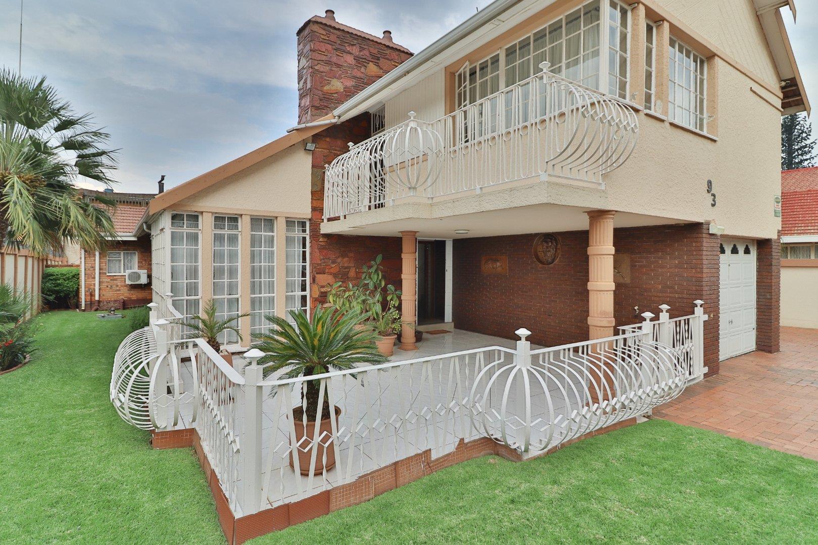 4 Bedroom House for sale in Lenasia Ext 1 P24112412858