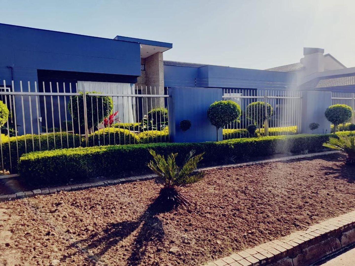 4 Bedroom House for sale in Mountain Rise P24111487803