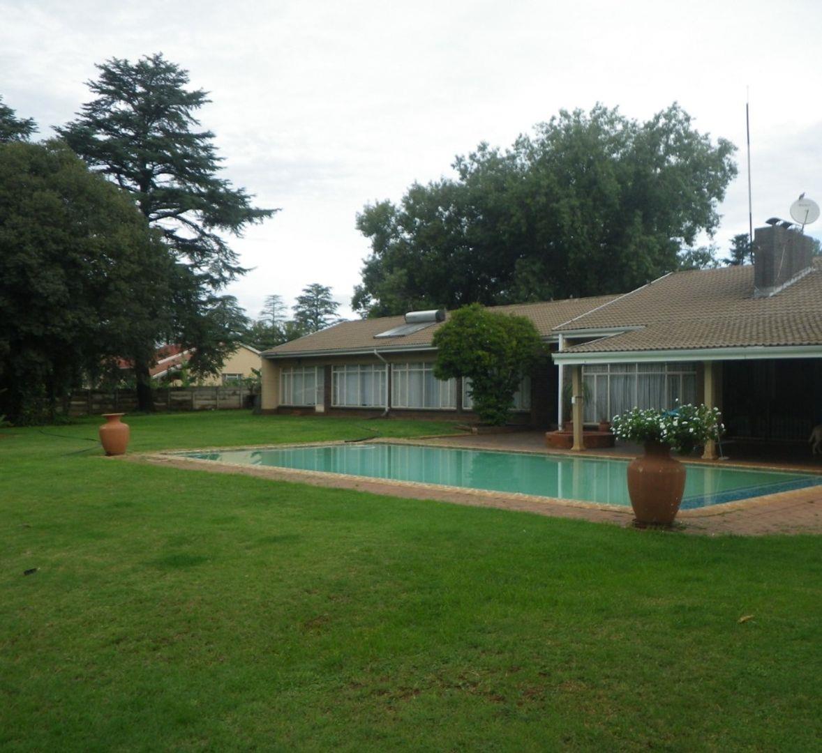 4 Bedroom House for sale in Carletonville Central P24112323446