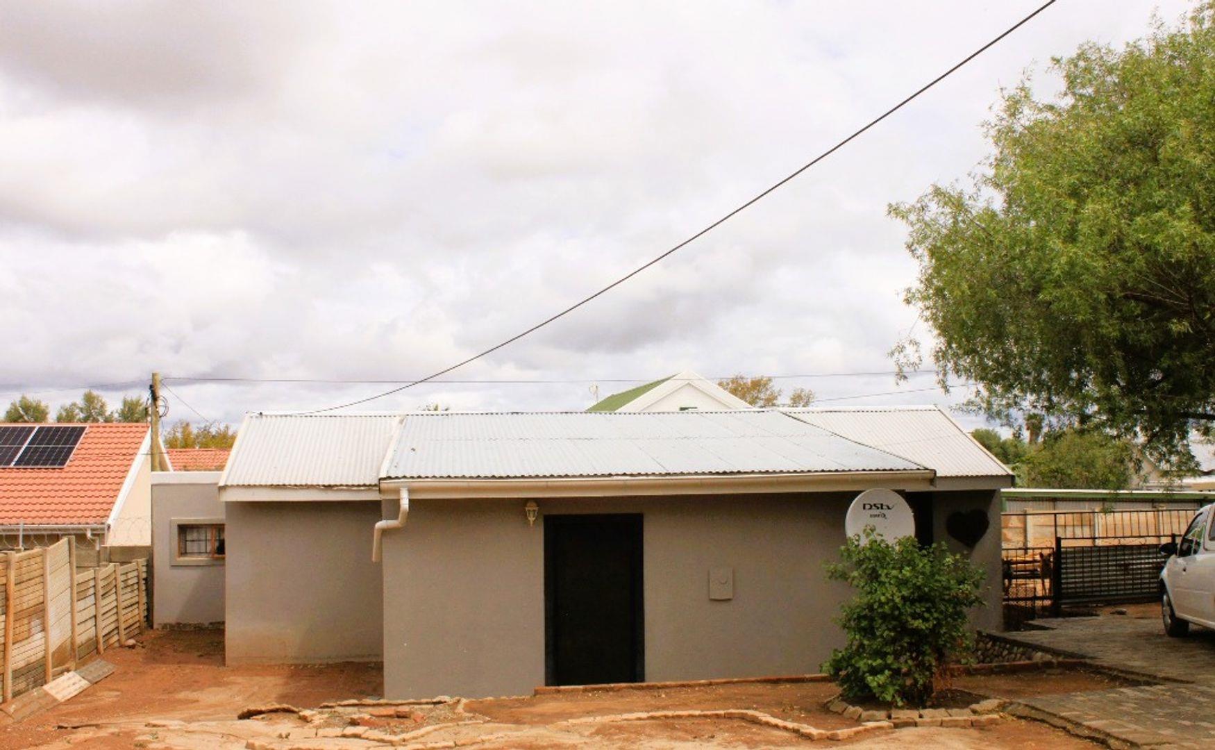 2 Bedroom House for sale in Oudtshoorn South P24112419568