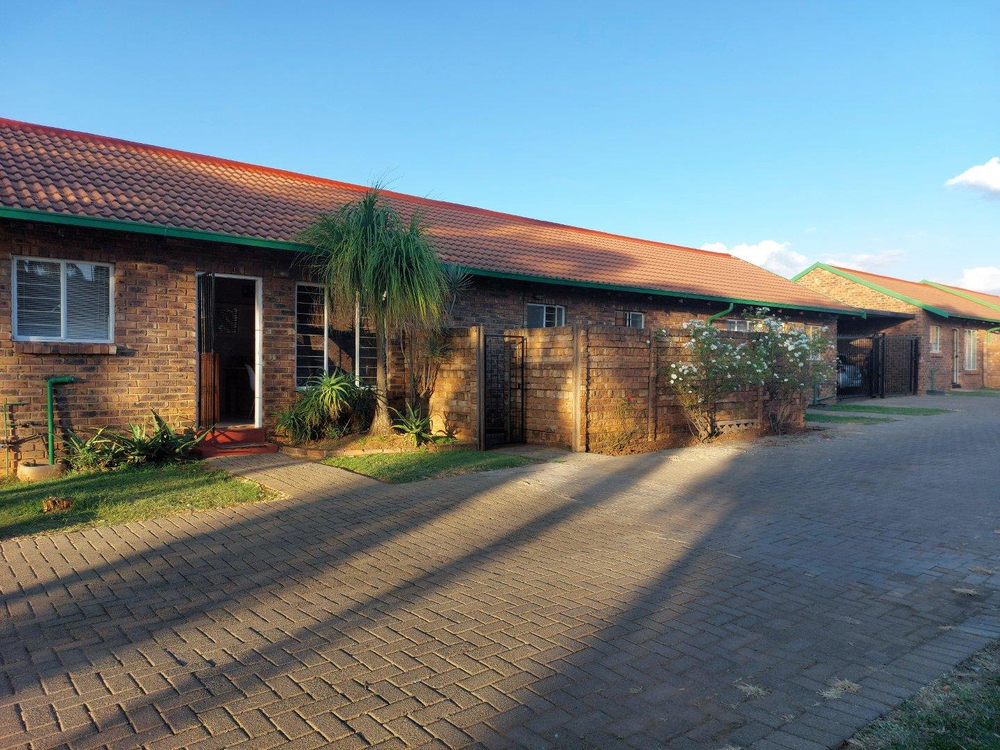 2 Bedroom Townhouse for sale in The Orchards P24112421075