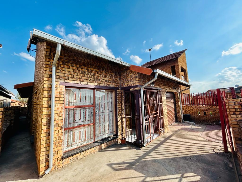 3 Bedroom House for sale in Ackerville P24112424049