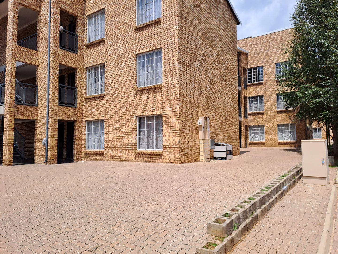 2 Bedroom Townhouse for sale in Middelburg Central P24112426093