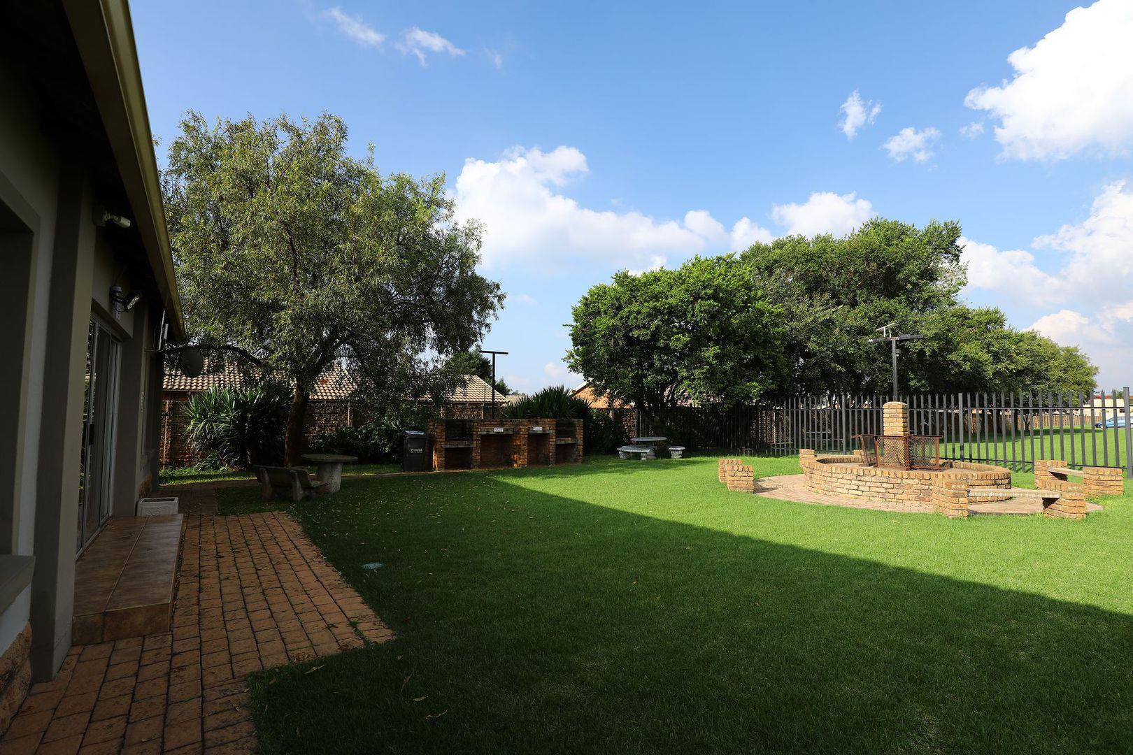 2 Bedroom Apartment / flat for sale in Florida Glen P24112433401