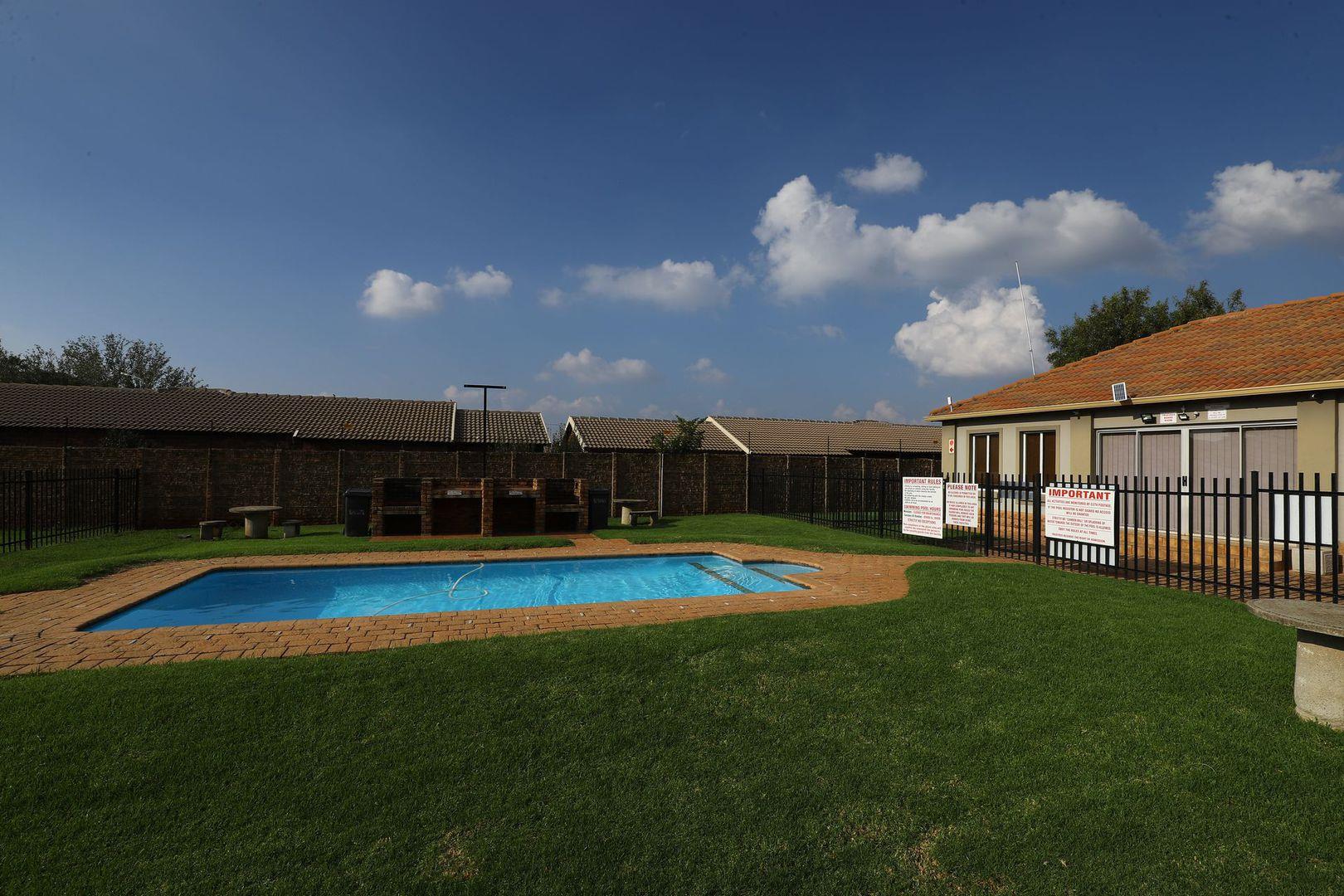 2 Bedroom Apartment / flat for sale in Florida Glen P24112433401