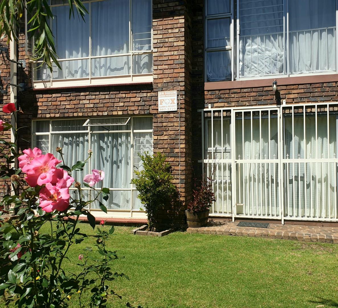 2 Bedroom Townhouse for sale in Brackendowns 28 De Waal Street P24