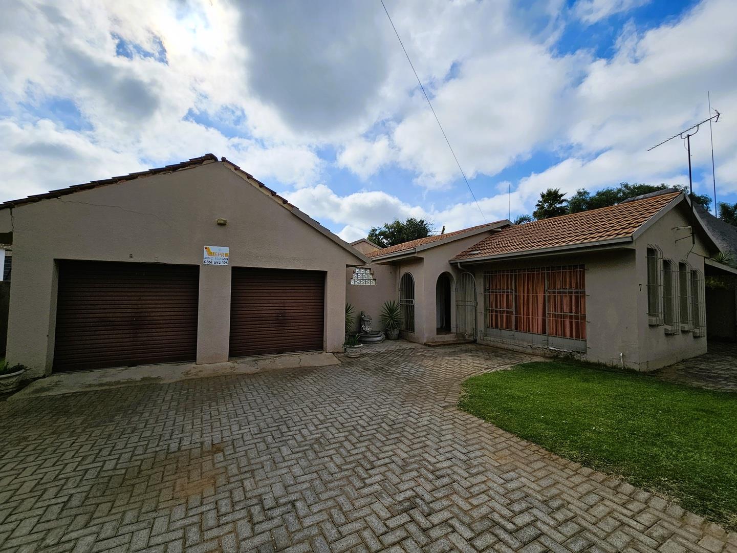 3 Bedroom House for sale in Eike Park 7 Con Joubert Street P24