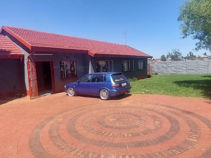 3 Bedroom House for Sale in Lenasia South