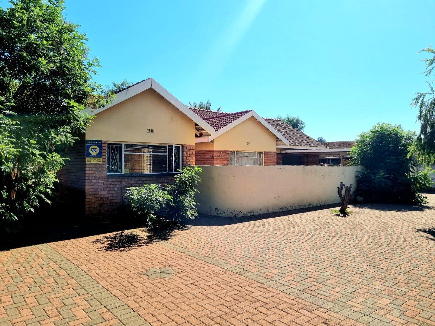 4 Bedroom House for sale in Riviera P24112439411