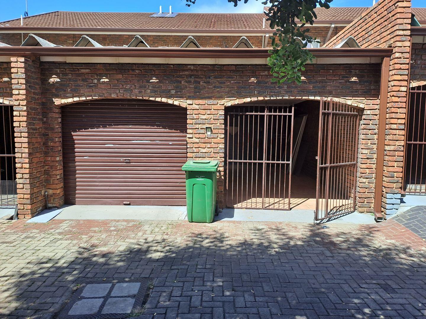 3 Bedroom Townhouse for sale in Middelburg Central P24112445354