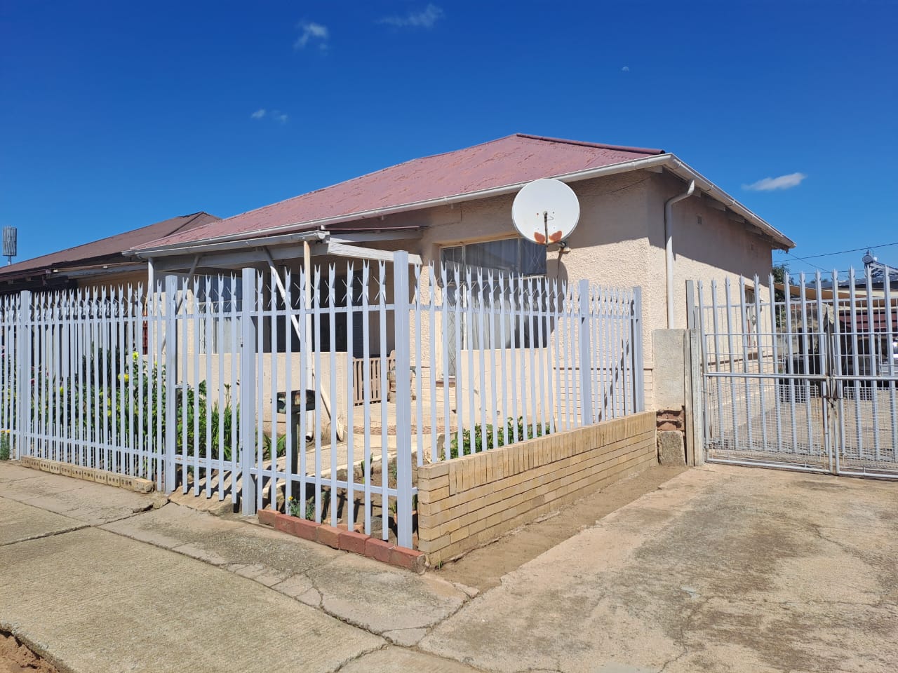 2 Bedroom House for sale in Springs Central P24112445895