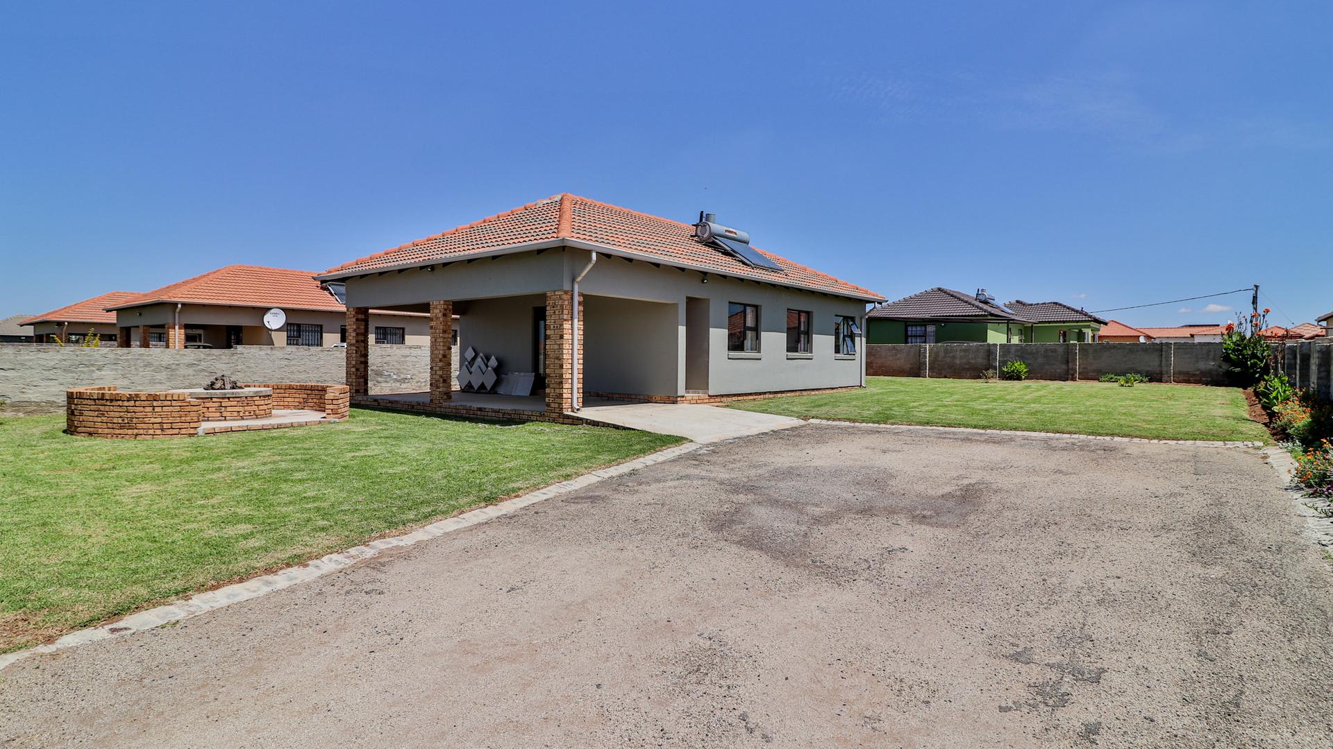 3 Bedroom House for sale in Azaadville P24112447545