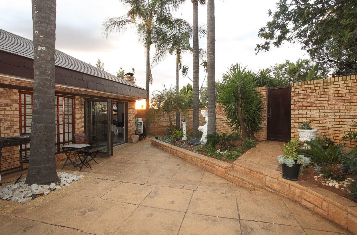 5 Bedroom House for sale in Faerie Glen P24112451337