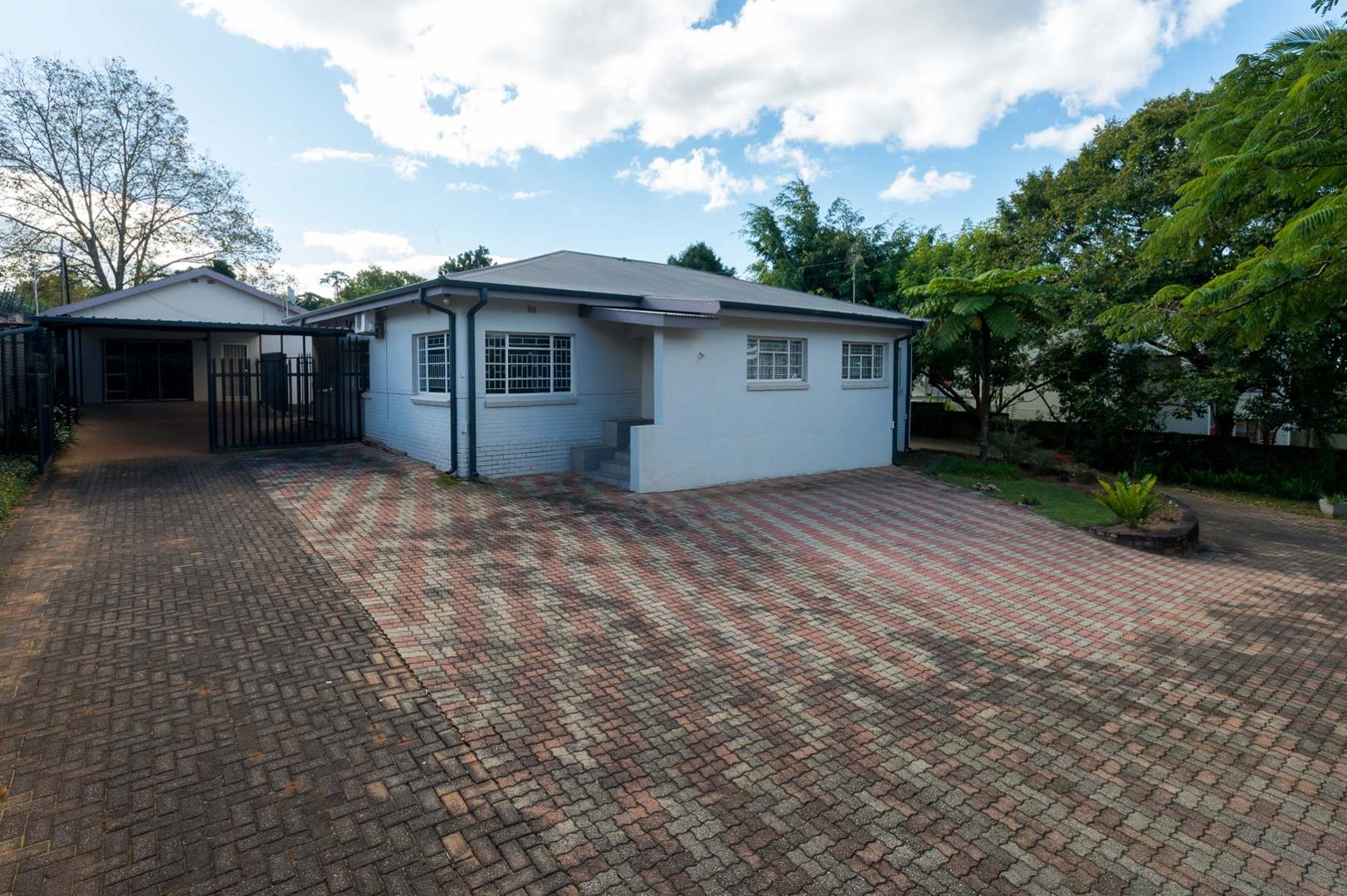 8 Bedroom House for sale in White River Ext 1 P24112452017